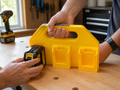 Organisateur 6 batteries 18V XR DeWALT - Design jaune vif avec poignée noire