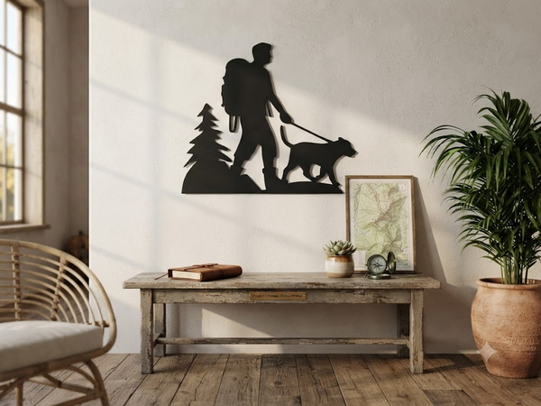 Décoration murale en bois randonneur et son chien
